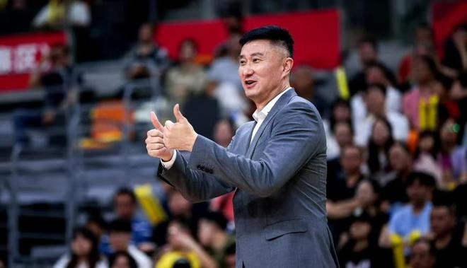 八戒体育-广东男篮某些球迷开始切割，杜锋是新疆人，曲绍斌是辽宁人！(篮球传切战术教案)
