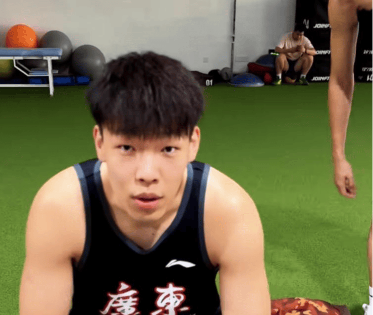 八戒体育-广东更新各番薯训练！强化持球上篮，张皓嘉杜润旺挡拆，(青少年足球训练教案)