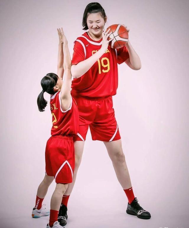 八戒体育-FIBA发布中国女篮写真张子宇韩旭搞怪(中国女子篮球队韩旭)