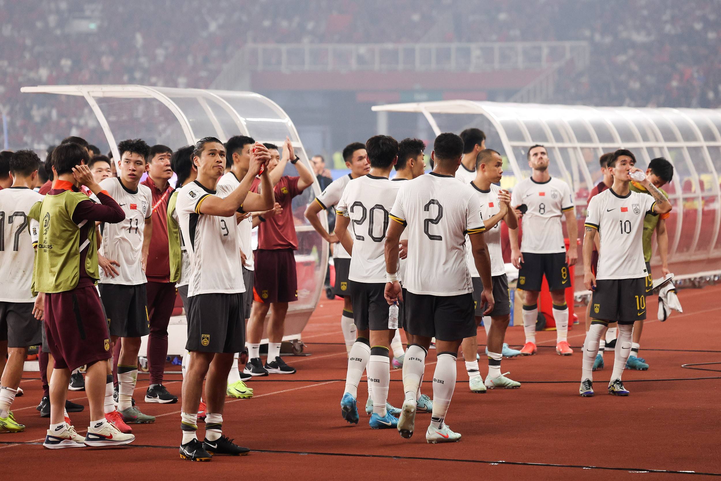 八戒体育-国足小胜中国香港王钰栋屡遭侵犯爆发冲突(图)(王钰栋足球)