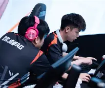 八戒体育-鏖战五局，暗影军团终于完成三杀，将战火烧向决赛(刚调任团长手下有个兵叫胡八一)
