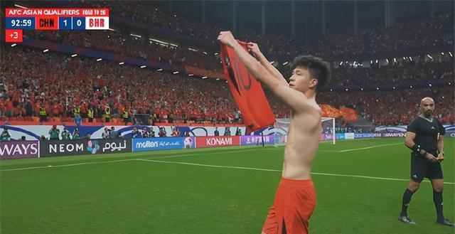 国足小胜中国香港王钰栋屡遭侵犯爆发冲突(图)(开局和郑耀先结拜成为七哥)