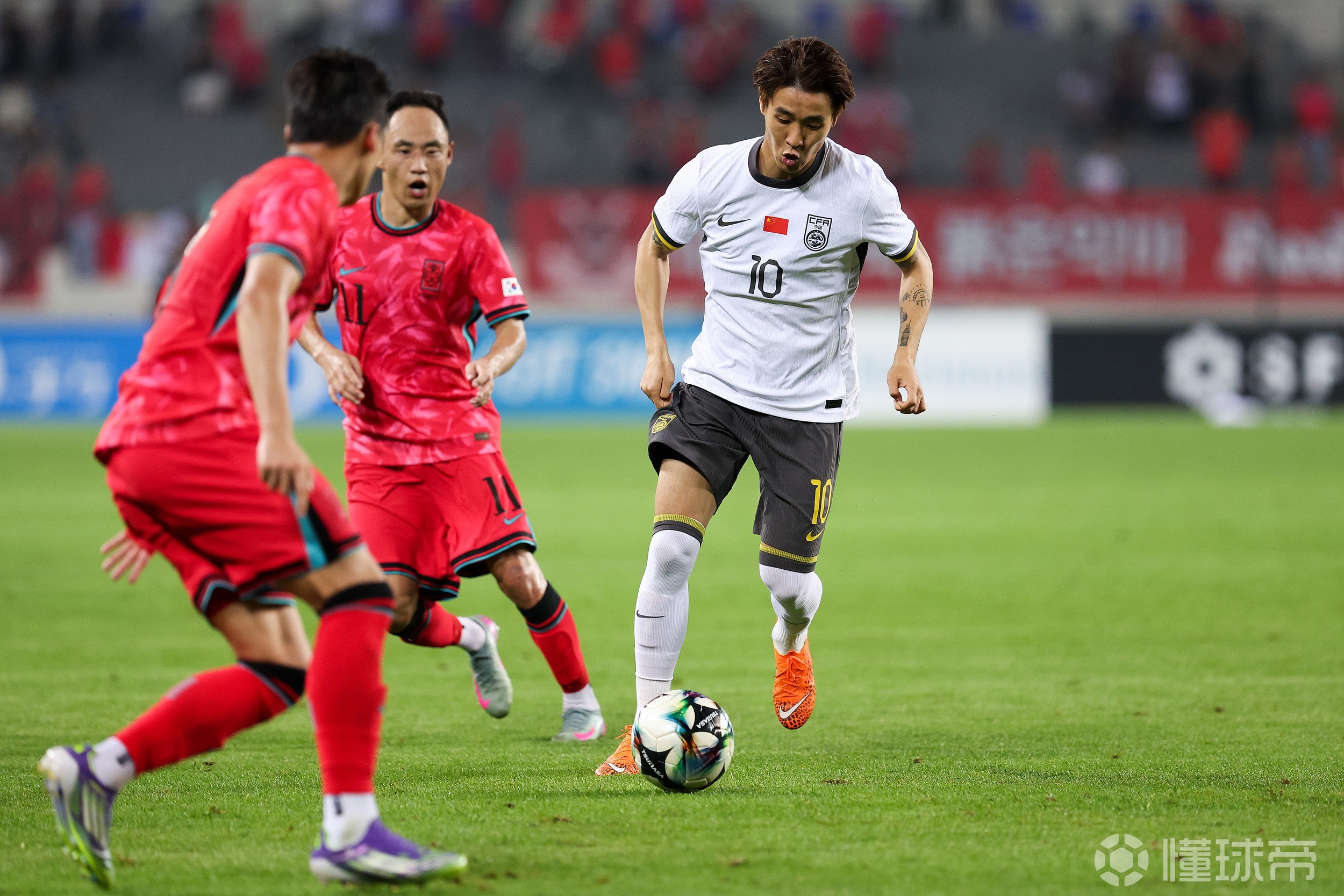 日本1-0韩国！卫冕东亚杯+3次夺冠超国足，30岁混血射手5球夺金靴的简单介绍